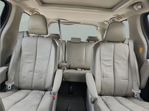 Used 2014 Toyota Sienna Limited w/ Limited Premium Package FWD image 17