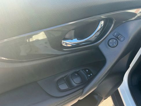 Used 2017 Nissan Rogue SV image 25