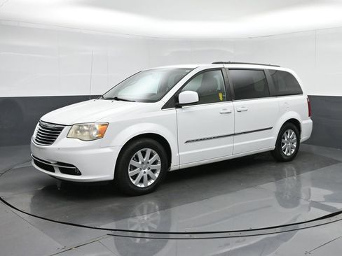 Used 2014 Chrysler Town & Country Touring image 3