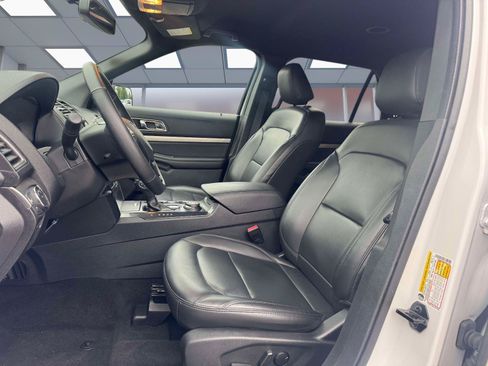 Used 2019 Ford Explorer XLT w/ Equipment Group 202A AWD/4WD image 12