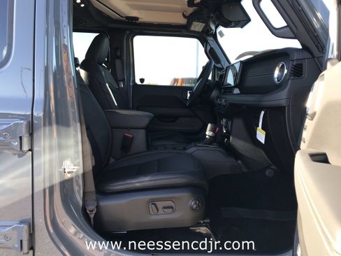 New 2025 Jeep Gladiator Sport image 14