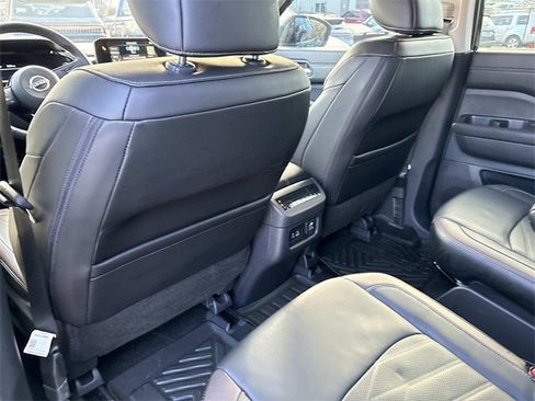 Used 2024 Nissan Pathfinder Platinum image 17