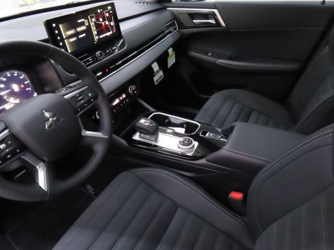 New 2025 Mitsubishi Outlander SE image 21