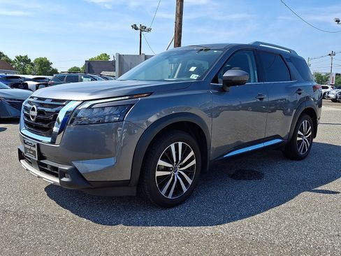 Certified 2025 Nissan Pathfinder Platinum w/ Cargo Package AWD/4WD image 3