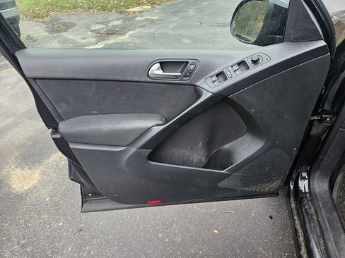 Used 2015 Volkswagen Tiguan S image 12