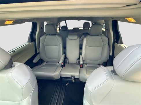Used 2022 Toyota Sienna XLE image 23