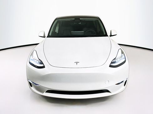 Used 2023 Tesla Model Y Long Range image 2