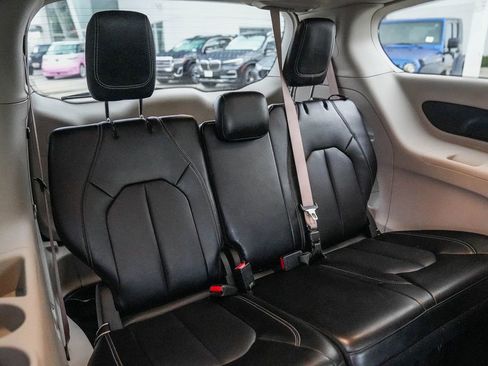 Used 2023 Chrysler Pacifica Touring-L image 20