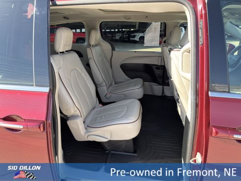 Used 2019 Chrysler Pacifica Limited w/ Tire & Wheel Group FWD image 17