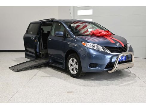Used 2013 Toyota Sienna LE FWD image 2