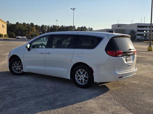 Used 2023 Chrysler Voyager LX image 4