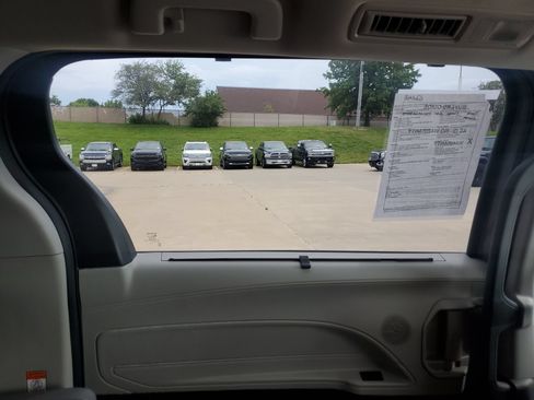 Used 2021 Toyota Sienna XLE AWD/4WD image 16