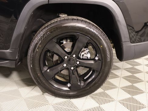 Used 2023 Jeep Grand Cherokee Altitude AWD/4WD image 18