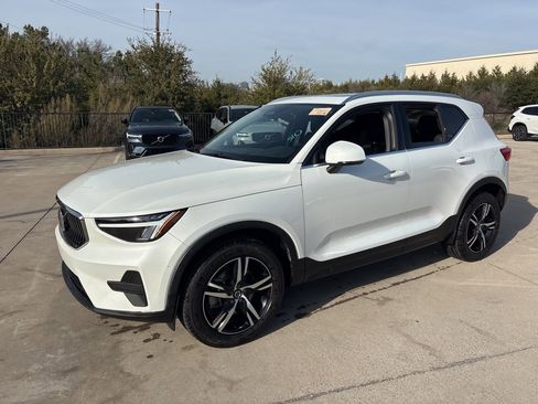 Certified 2025 Volvo XC40 B5 Core image 1