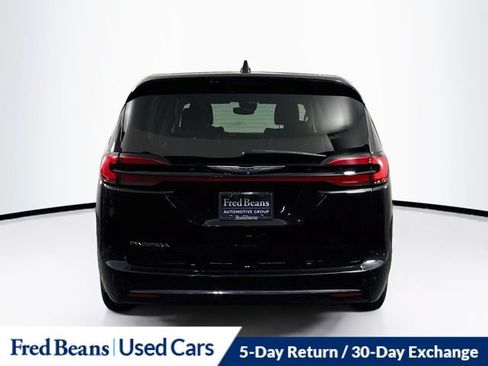 Used 2023 Chrysler Pacifica Touring-L FWD image 7