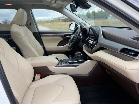 Used 2021 Toyota Highlander Platinum AWD/4WD image 34