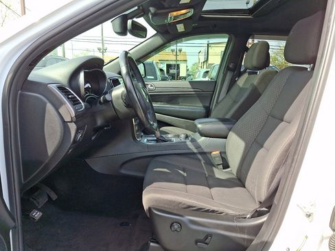 Used 2019 Jeep Grand Cherokee Laredo image 22