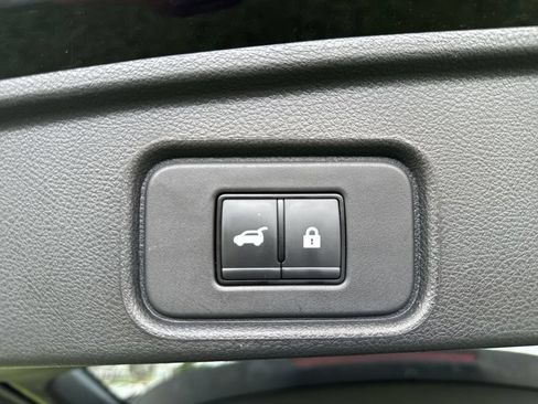 Used 2024 Nissan Pathfinder SL w/ Black Appearance Package AWD/4WD image 18