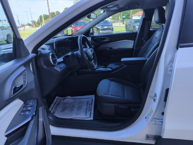 Used 2025 Chevrolet Trax LT w/ LT Convenience Package FWD image 11