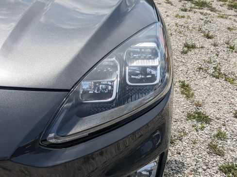 Used 2020 Ford Escape Titanium image 9