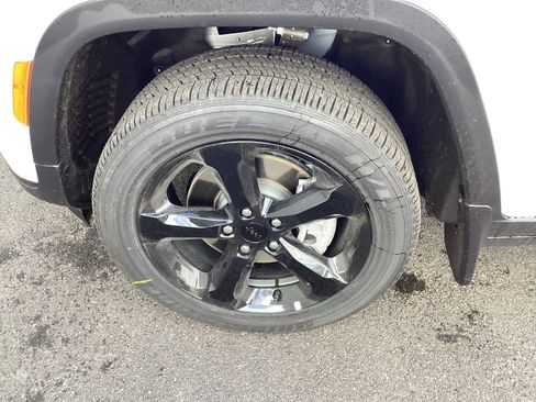 New 2025 Jeep Grand Cherokee L Laredo image 27