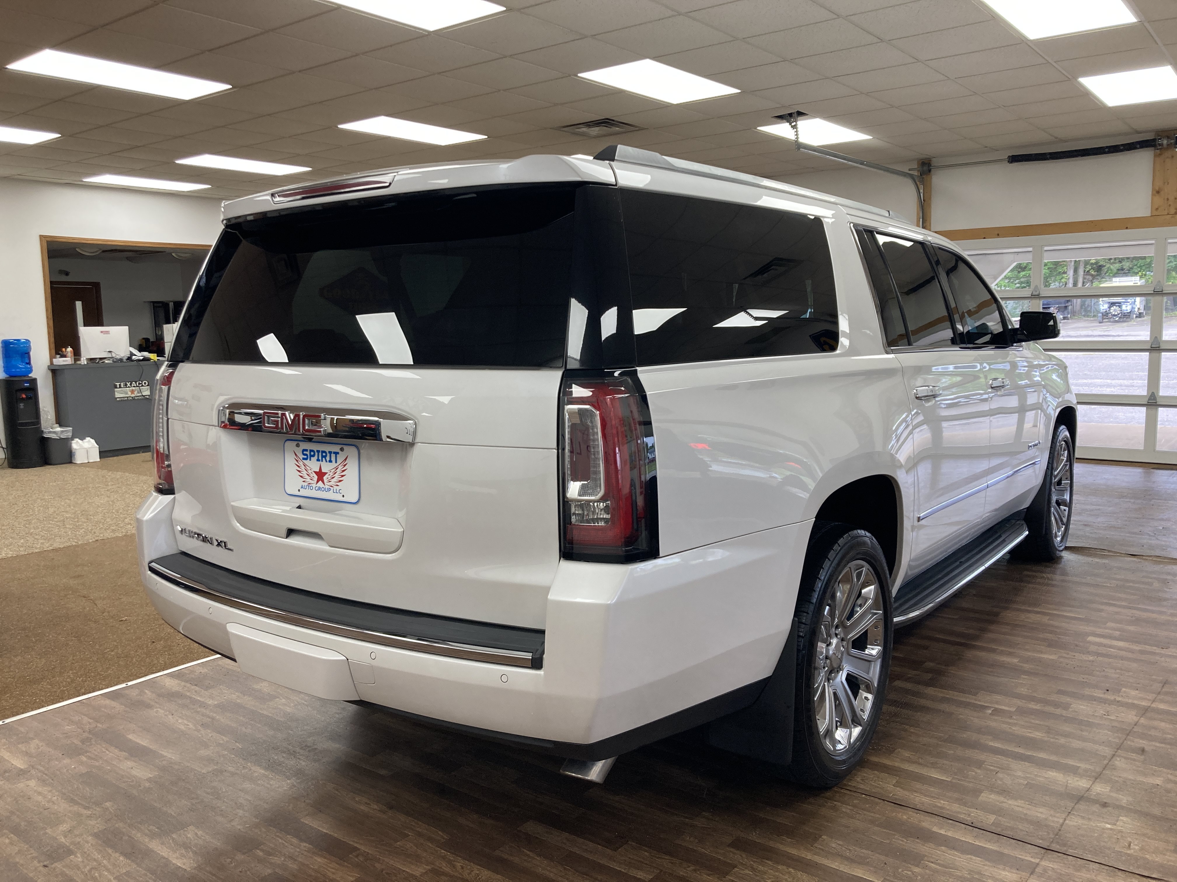 Used 2021 GMC Yukon SLT w/ SLT Premium Package AWD/4WD image 6