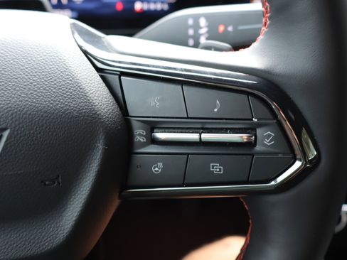 Used 2025 Chevrolet Traverse RS FWD image 22