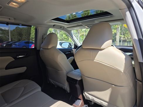 Certified 2022 Toyota Highlander XLE image 16