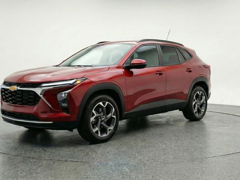 Used 2025 Chevrolet Trax LT FWD image 3