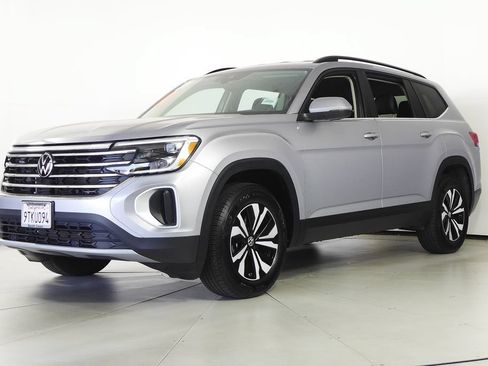 Used 2025 Volkswagen Atlas SE FWD image 2