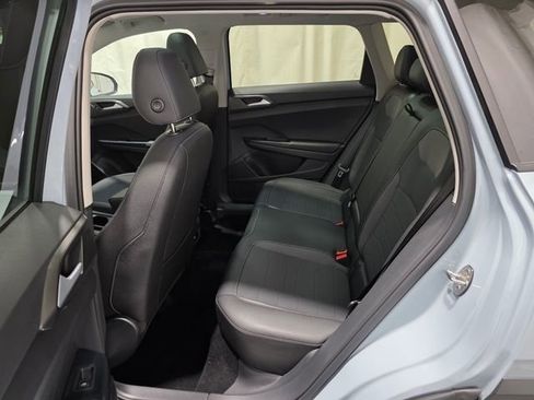 Certified 2025 Volkswagen Taos SE image 29