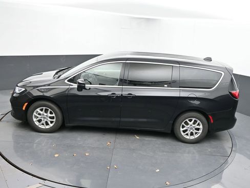 Used 2023 Chrysler Pacifica Touring-L image 39