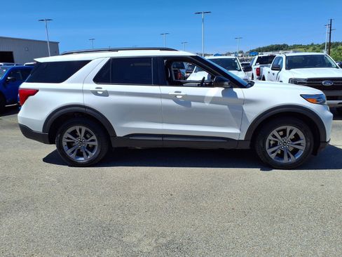 Used 2022 Ford Explorer XLT w/ Equipment Group 202A AWD/4WD image 5