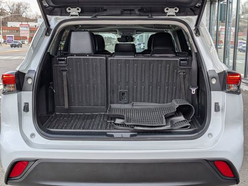 Used 2023 Toyota Highlander XLE image 9