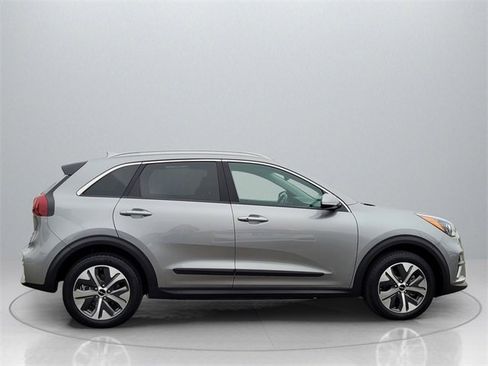 Used 2022 Kia Niro EX image 9
