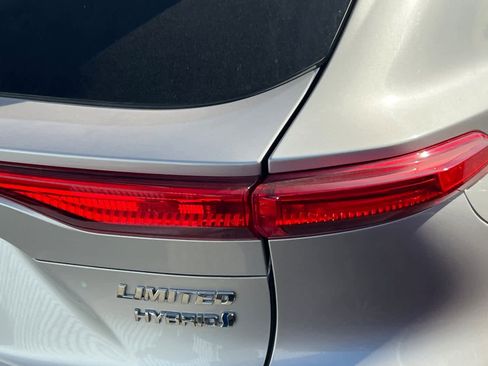 Used 2022 Toyota Venza Limited image 18