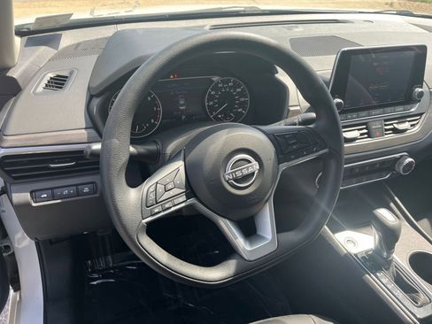 Used 2025 Nissan Altima 2.5 SV FWD image 29