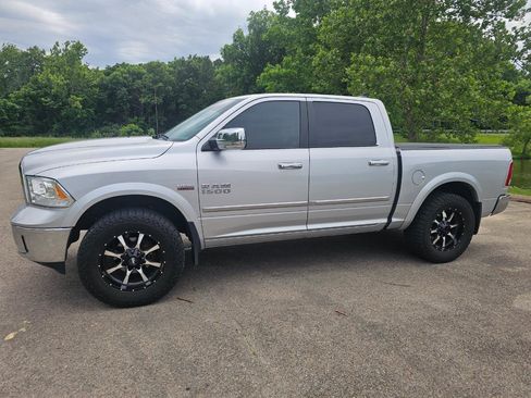 Used 2017 RAM 1500 Laramie w/ Convenience Group AWD/4WD image 10