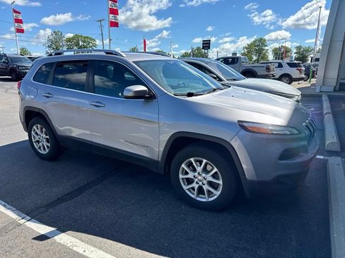 Used 2018 Jeep Cherokee Latitude Plus w/ Comfort/Convenience Group AWD/4WD image 2