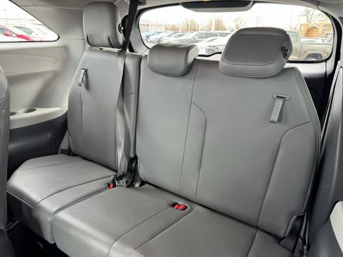 Used 2021 Toyota Sienna XLE image 33