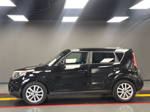 Used 2018 Kia Soul + FWD image 3