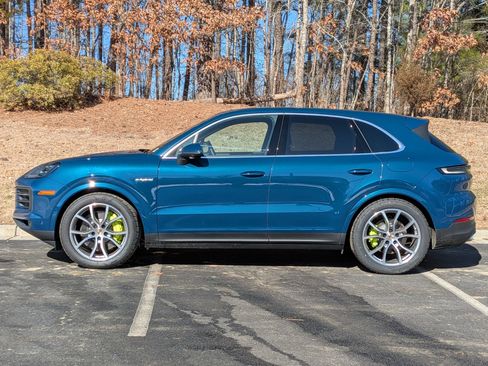 Certified 2025 Porsche Cayenne Coupe AWD/4WD image 2