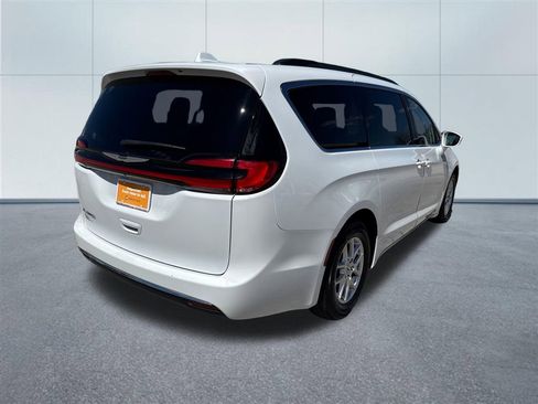 Used 2022 Chrysler Pacifica Touring-L image 5