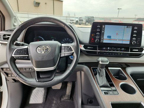 Used 2023 Toyota Sienna XLE w/ XLE Plus Package FWD image 10