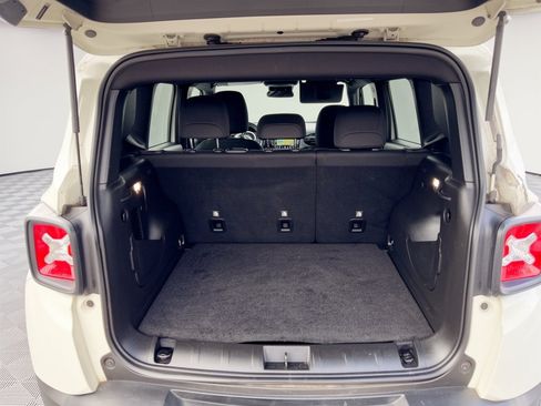 Used 2021 Jeep Renegade Latitude FWD image 28