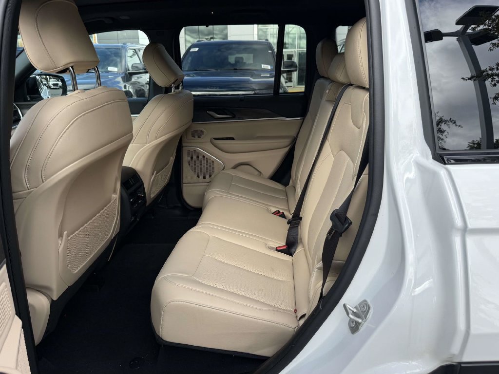 Used 2023 Jeep Grand Cherokee 4WD 4xe w/ Luxury Tech Group II image 15