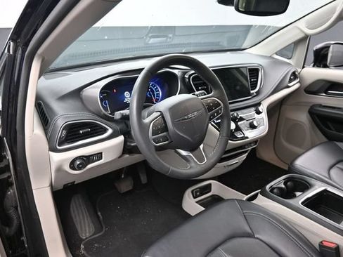 Used 2024 Chrysler Pacifica Limited FWD image 18