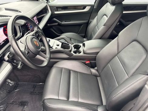 Used 2024 Porsche Cayenne w/ Premium Package AWD/4WD image 19