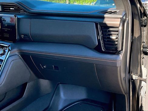 Certified 2022 GMC Sierra 1500 AT4 w/ AT4 Preferred Package image 18