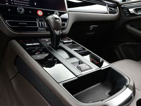 Certified 2025 Porsche Macan AWD/4WD image 11